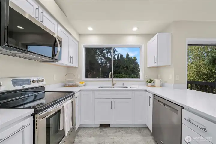 New Kitchen cabinets,  granite tops and flooring!