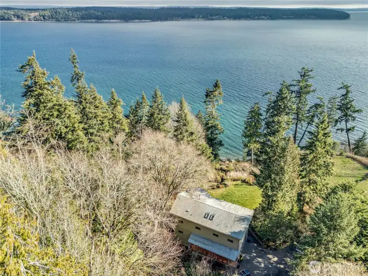 Medium Bank Waterfront with views of the shipping lanes.