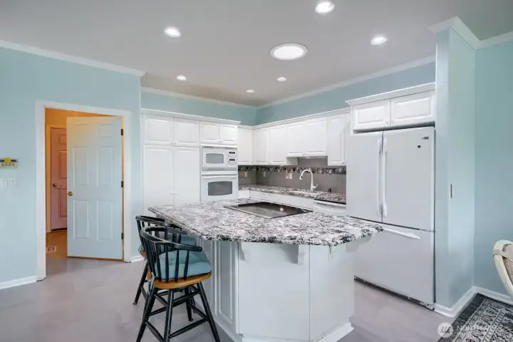 Kitchen Eating bar seats 4 comfortably.