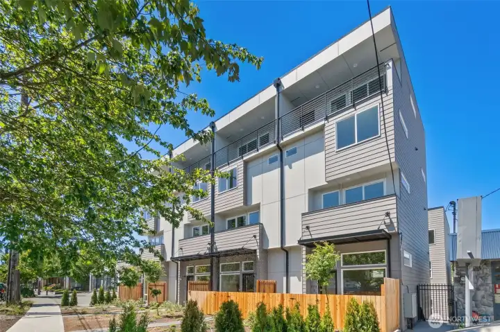 Huge Opportunity for Large Home with Commercial/Office/Extra Living Space on Ground Floor Huge Opportunity for Large Home with Commercial/Office/Extra Living Space on Ground Floor