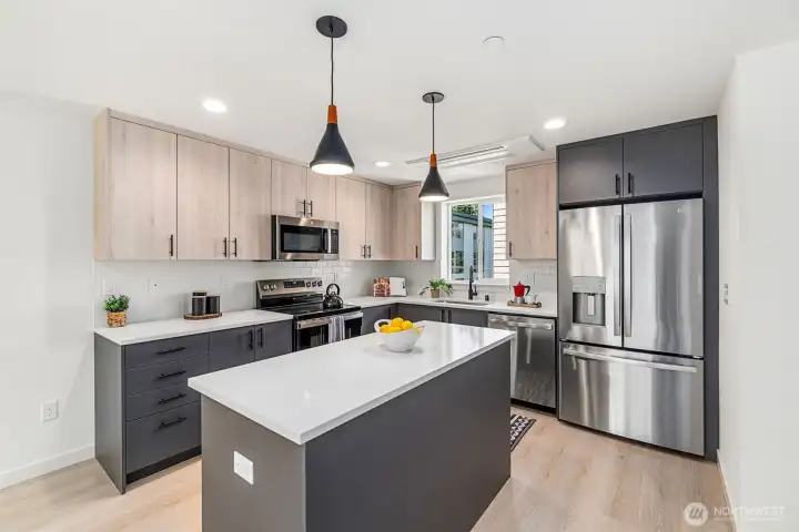 Large, Open Gourmet Kitchen with Plenty of Counter/Cabinet Space Large, Open Gourmet Kitchen with Plenty of Counter/Cabinet Space