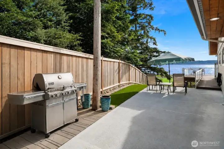 The expansive motor court wraps around the side of the home, creating the perfect setting for barbecues, outdoor gatherings, and enjoying the stunning waterfront views.