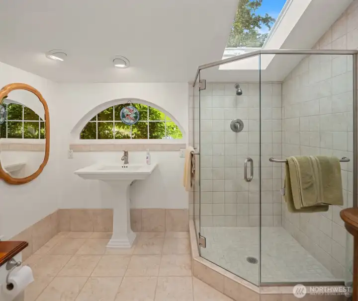 Plus, a convenient bathroom at the water’s edge makes it easy to rinse off and clean up after a day of boating, swimming, crabbing, or beachcombing.