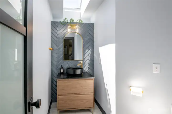 Stunning powder room.