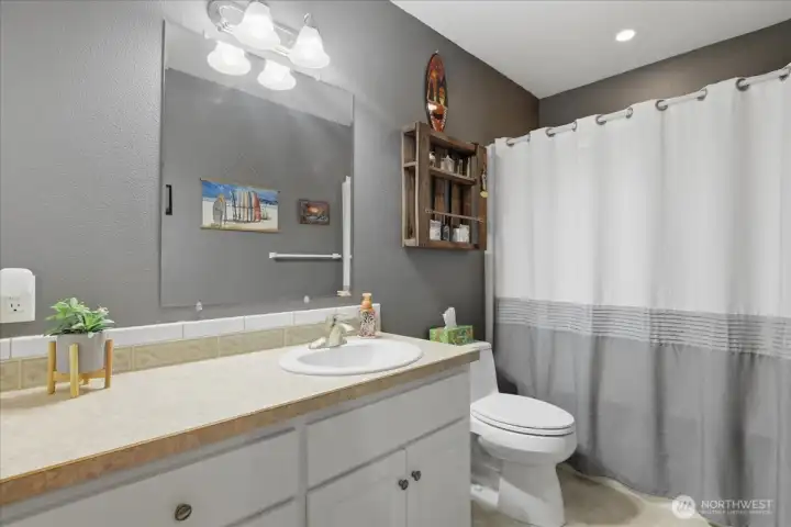 Main Bathroom Main Bathroom