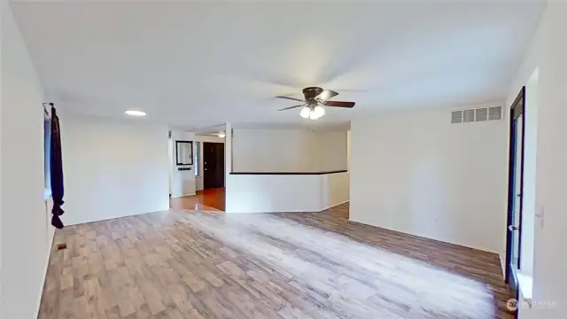 Living room w/no staging