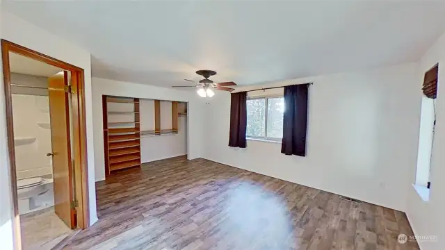 Primary bedroom w/no staging