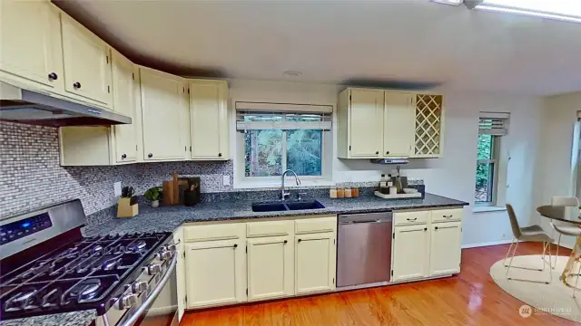 Kitchen w/virtual staging