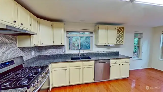 Kitchen w/no staging