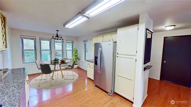 Kitchen w/virtual staging