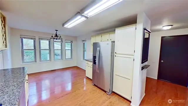 Kitchen w/no staging