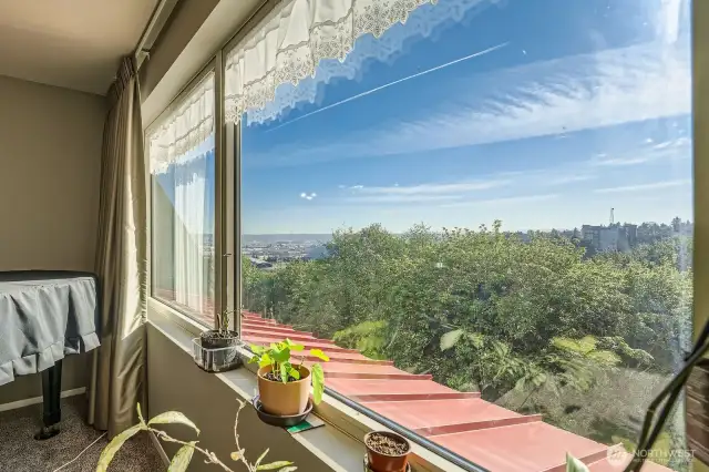 Views of Commencement Bay Area and Cascade Mountains on far right side.