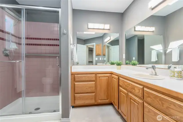 En suite full bathroom attached to the primary suite ready for your updates!