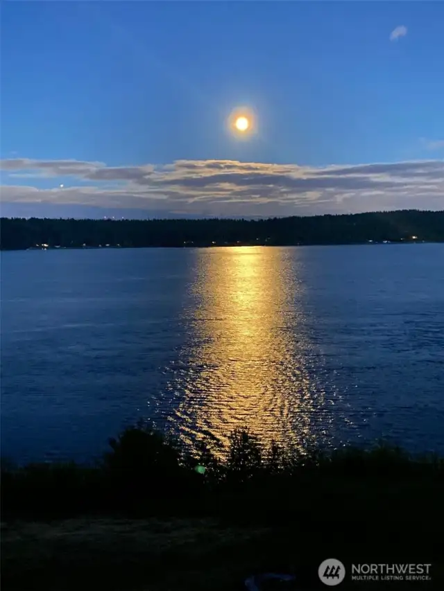 Rising moon to the east