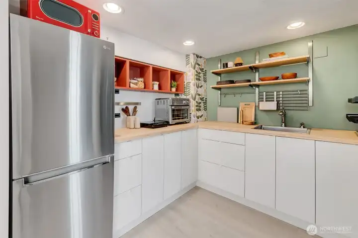 Full kitchen.