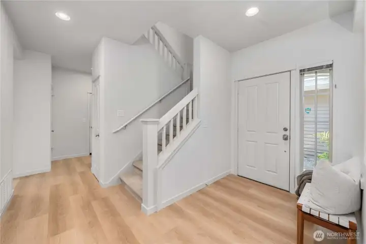 Open, light and bright entry