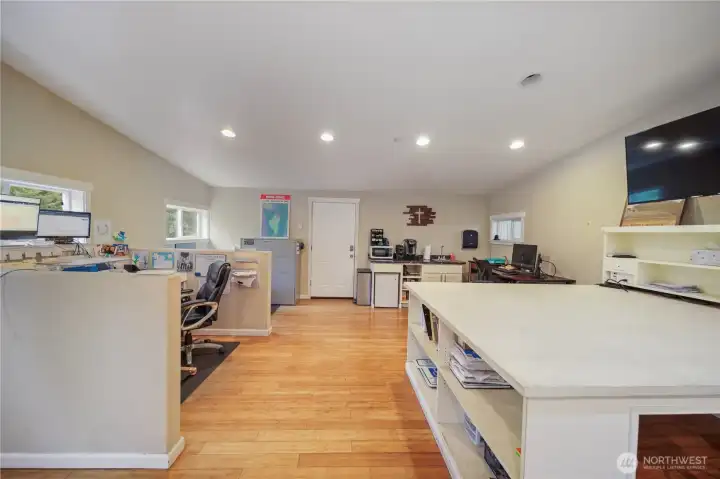 4000 SF shops office upstairs