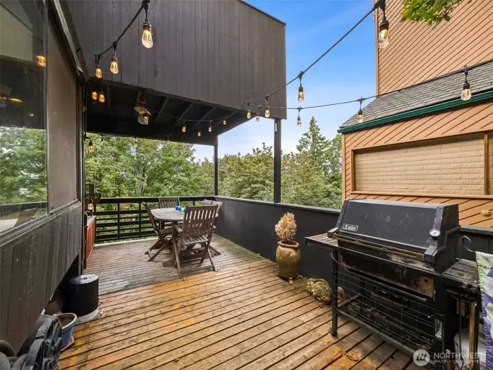 The covered and open air deck ready for a BBQ