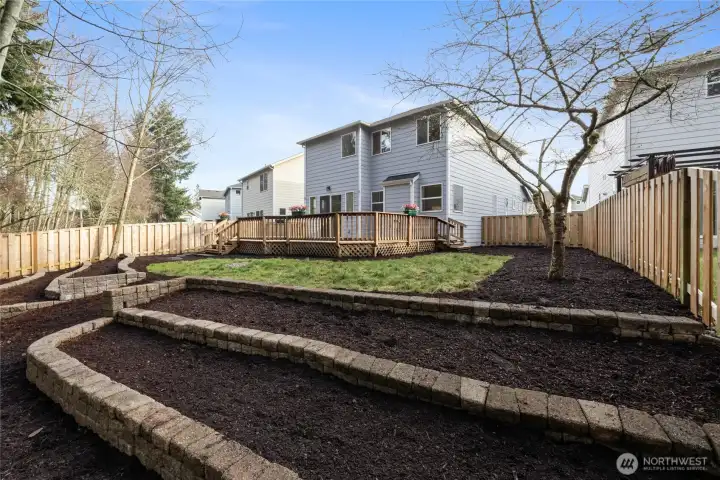Built-in flower bed, perfect for gardening enthusiasts