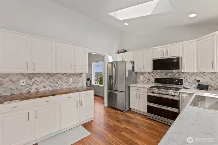 So much counter space in this kitchen.