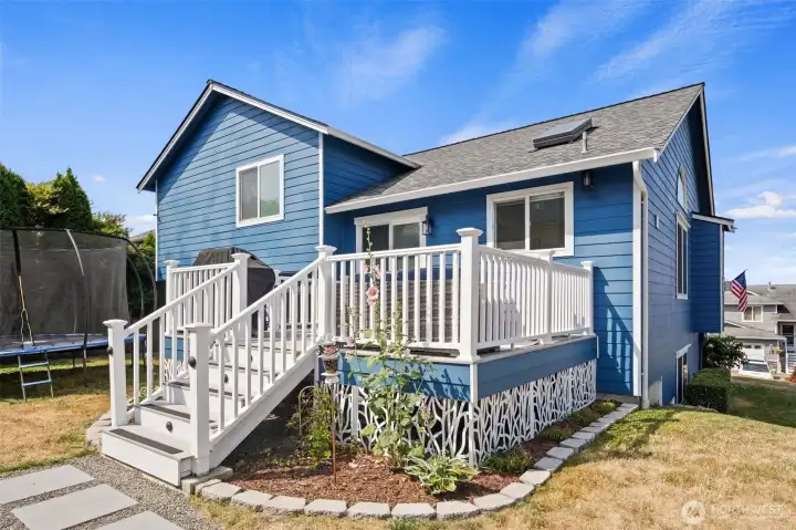 Lovely deck with custom metal lattice.
