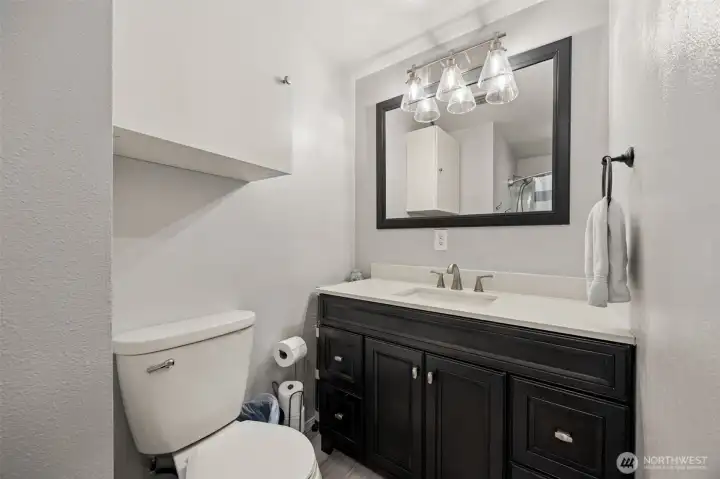 Full bathroom in the hallway.