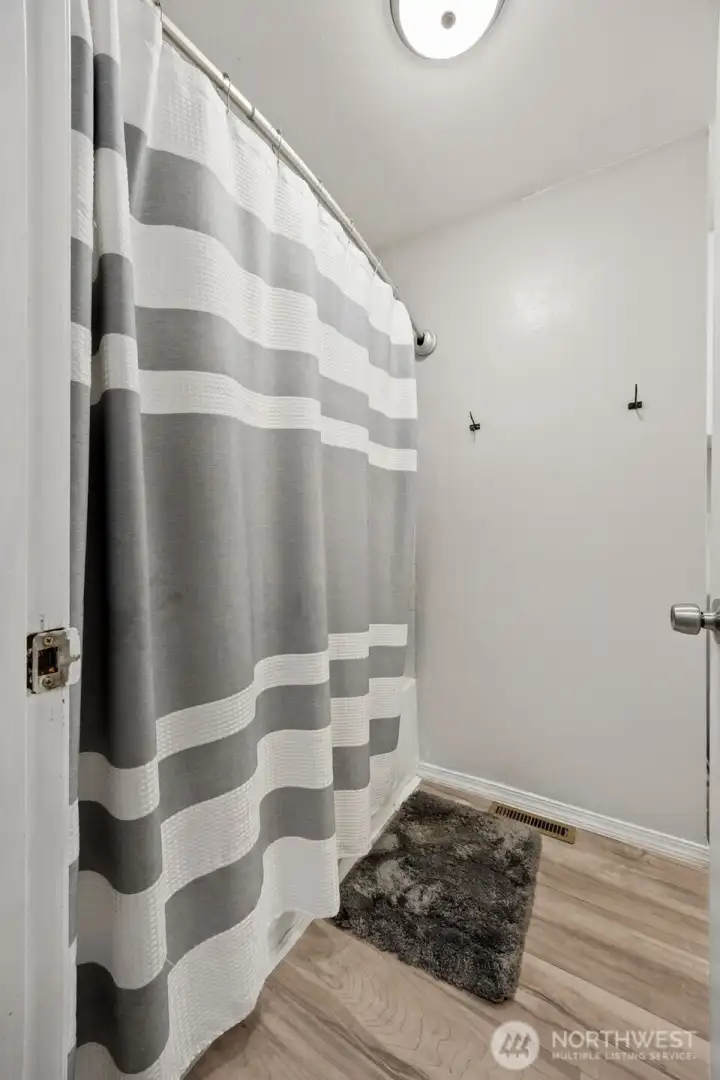 Tub/shower combo in the full bath.