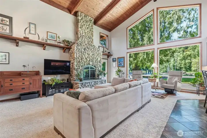 Vaulted Ceilings and a cozy Stone Gas Fireplace Vaulted Ceilings and a cozy Stone Gas Fireplace