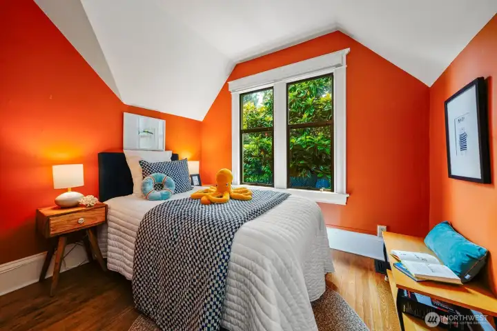The whimsical ceiling lines make this bedroom truly endearing. Because the surrounding trees never drop their leaves, the room maintains a cozy, year-round treehouse atmosphere.