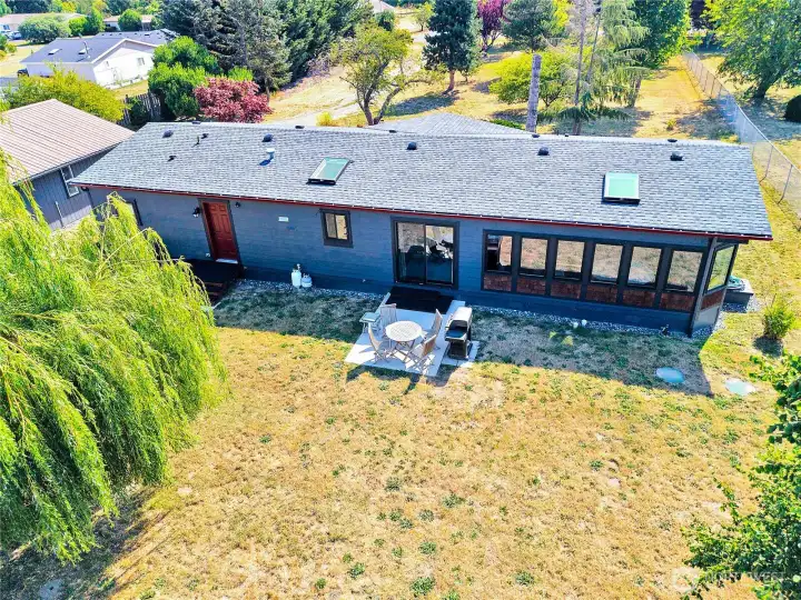 Huge backyard for entertaining. Huge backyard for entertaining.