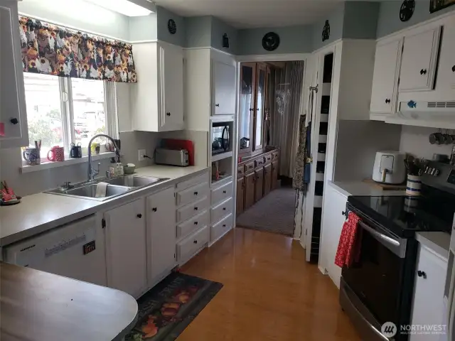 Beautiful spacious country style kitchen