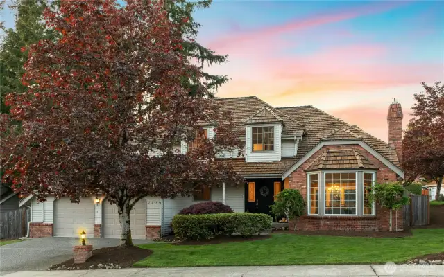 Welcome to a remarkable opportunity to reside close-in on the highly sought-after Sammamish Plateau. This elegantly updated, Buchan-built residence radiates warmth, sophistication, and superior craftsmanship, nestled on an expansive, manicured lot in the prestigious and well-established Brookshire Estates.