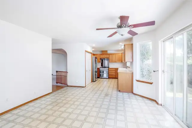 Breakfast room/ eating space off kitchen