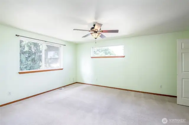 Extra Large primary suite with ceiling fan