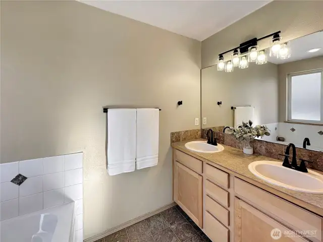 Primary 5 piece en suite bathroom
