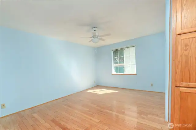 Third bedroom with lots of storage space~