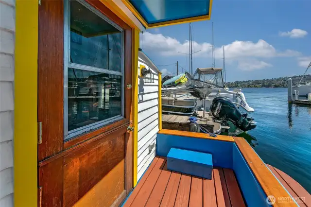 The aft deck’s colorful trim and seating invite you to pause and take in Lake Union, with sailboats and skyline creating a daily backdrop.
