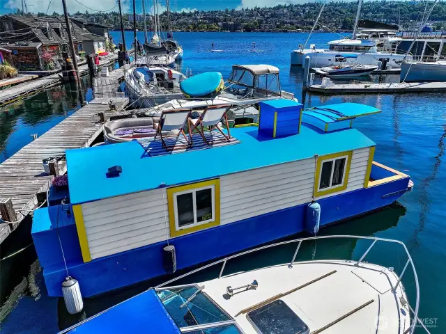 The S.S. Guppy is nestled in Boatworld Marina’s quiet, gated community, surrounded by classic floating homes, sailboats, and the energy of Lake Union — all just minutes from trails, parks, and downtown Seattle.