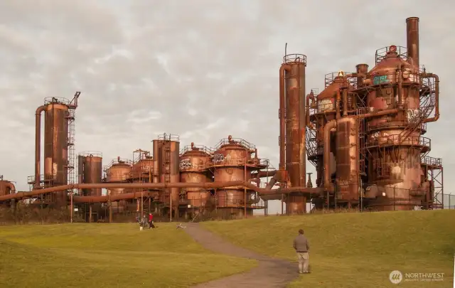 Just across the water, Gas Works Park offers sweeping views of the Seattle skyline, rolling green lawns, and a beloved spot for picnics, kite flying, and summer events.