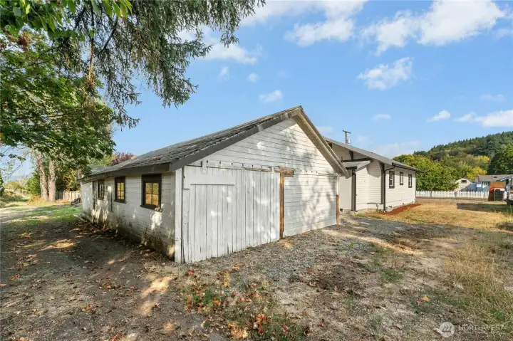 Detached garage/shop