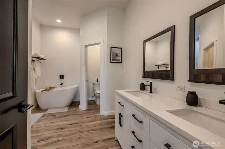 Primary En-suite Bathroom