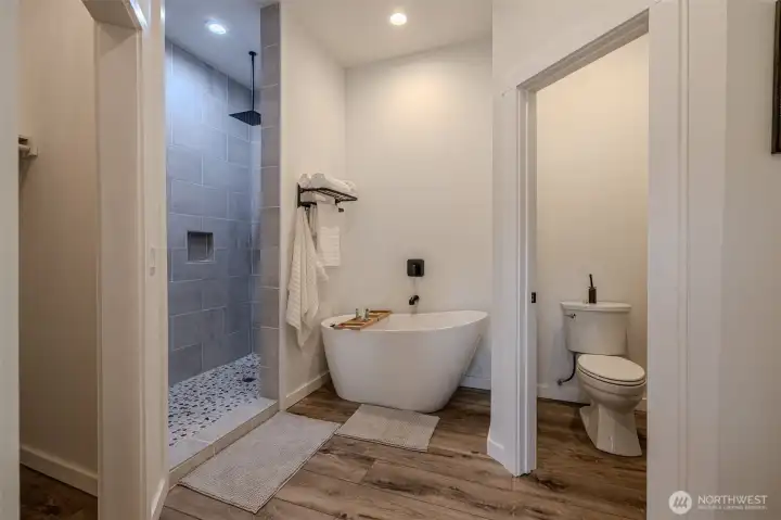 Primary En-suite Bathroom