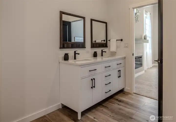 Primary En-suite Bathroom