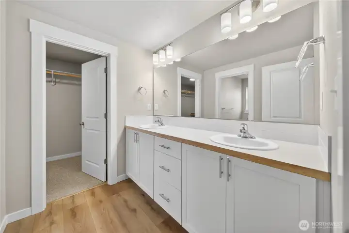 Dual Vanity & Walk in Closet in Primary Bdrm