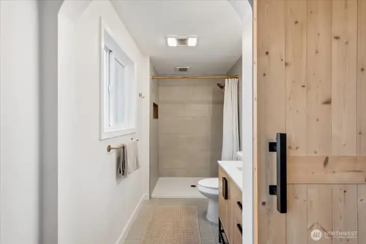 Primary en suite 3/4 bath