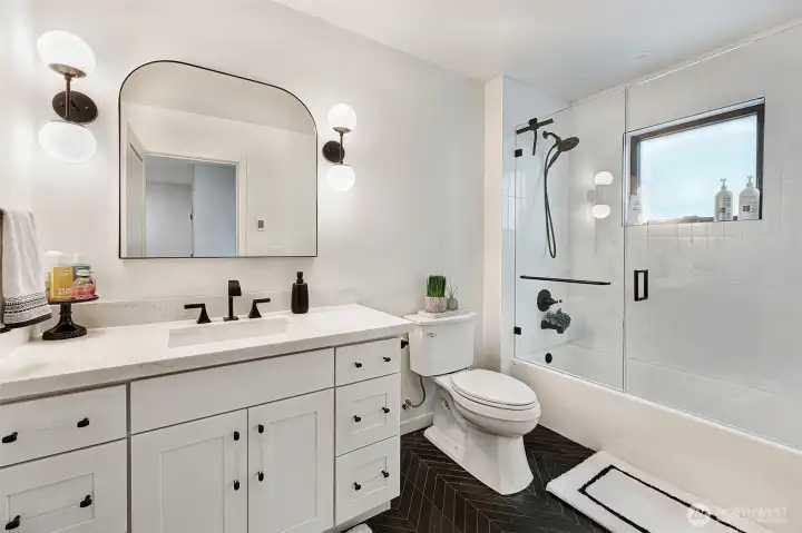 Ensuite bathroom of the bedroom.