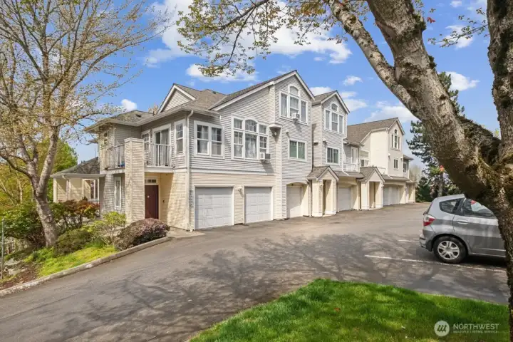 Single-level condo in convenient Renton location