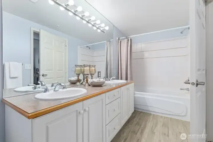 Primary bath with dual sink vanity and deep soaking tub