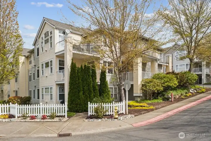 Southwest-facing end unit