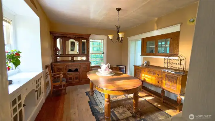 Imagine the dinner parties you could host in here! This large formal dining room gets an incredible amount of natural light that perfectly highlights those beautiful hardwood floors. Add in the classic built-in cabinetry under the window, and you have the perfect blend of character and functionality. It truly is the perfect place for enjoying dinner with loved ones.